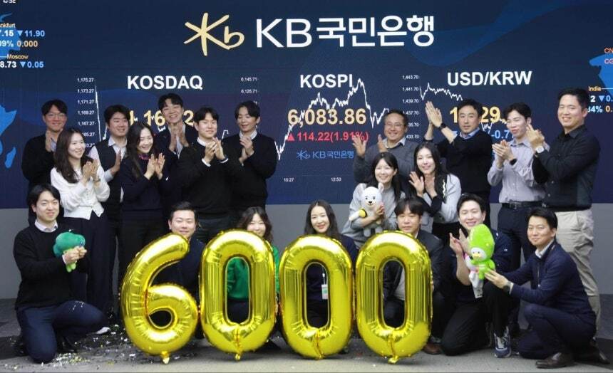 코스피가 종가 기준 사상 처음 6000선을 돌파한 지난 2월 25일 서울 영등포구 KB국민행 딜링룸에서 직원들이 축하 세리머니를 하고 있다. 사진=뉴스1