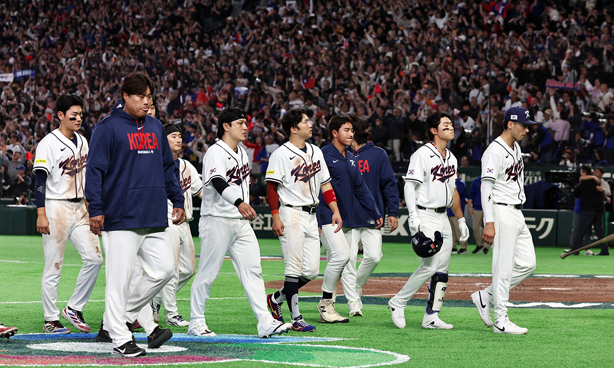 8일 일본 도쿄돔에서 열린 2026 월드베이스볼클래식 조별리그 C조 대한민국과 대만의 경기. 연장 접전 끝에 대만에 5대 4로 패배한 한국 선수들이 아쉬워하고 있다. 뉴스1