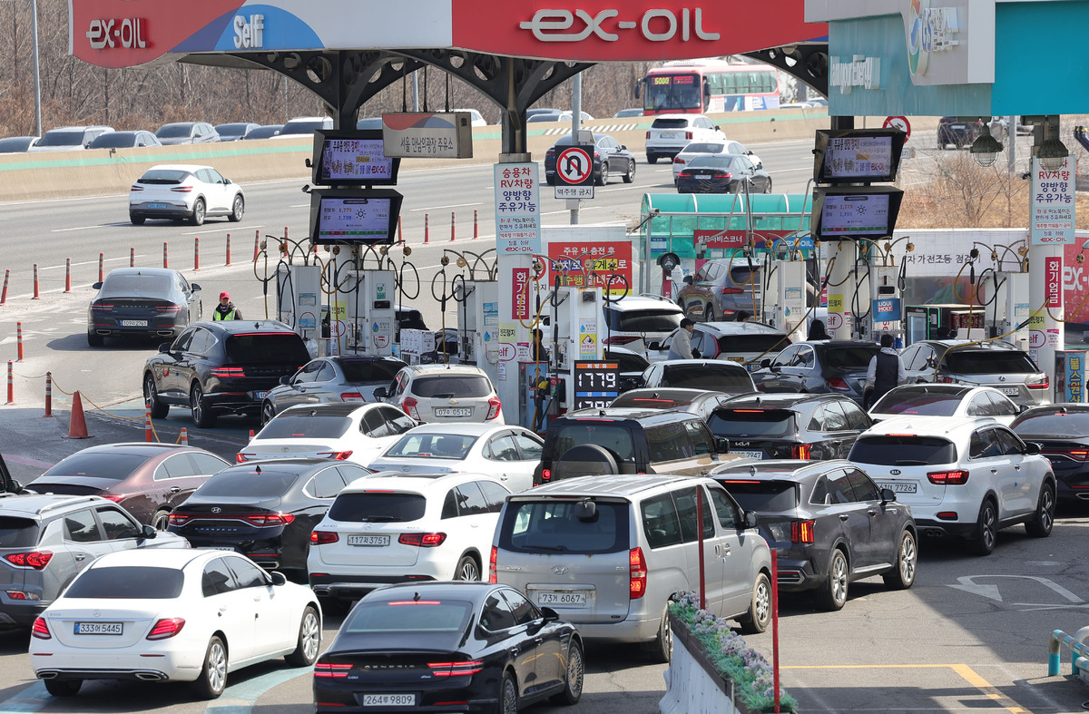 미국·이스라엘과 이란 간 무력 충돌 여파로 국내 휘발유와 경유 가격이 상승하고 있는 가운데 8일 서울 서초구 만남의광장 주유소에 차량들이 길게 줄을 서고 있다.