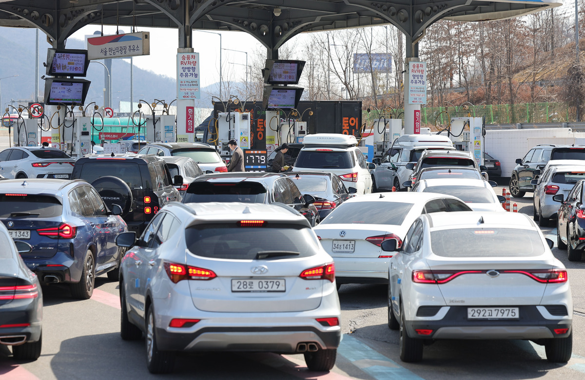 미국·이스라엘과 이란 간 무력 충돌 여파로 국내 휘발유와 경유 가격이 상승하고 있는 가운데 8일 서울 서초구 만남의광장 주유소에 차량들이 길게 줄을 서고 있다./2026.03.08./이재문 기자