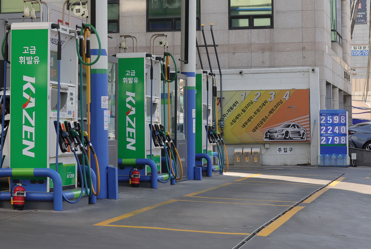미국·이스라엘과 이란 간 무력 충돌 여파로 국내 휘발유와 경유 가격이 상승하고 있는 가운데 8일 서울 한 비싼 주유소가 한산한 모습을 보이고 있다.