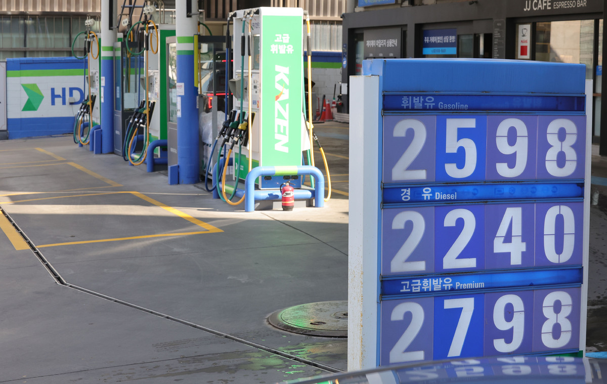 미국·이스라엘과 이란 간 무력 충돌 여파로 국내 휘발유와 경유 가격이 상승하고 있는 가운데 8일 서울 한 비싼 주유소가 한산한 모습을 보이고 있다.