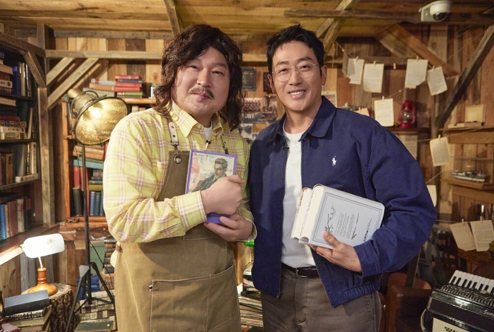 '강호동네서점'의 첫 손님으로 출연한 하정우. 쿠팡플레이 제공