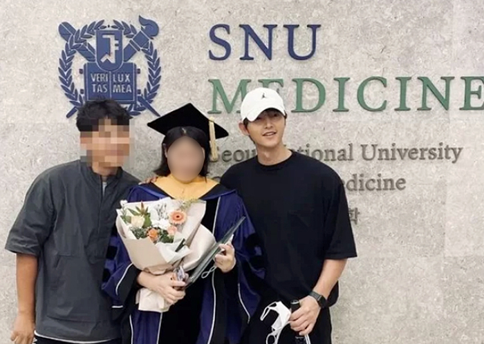 서울대 의대 박사 학위식의 송중기 남매. ‘천재 DNA’를 입증한 순간이다(가족은 블러 처리).&nbsp;온라인 커뮤니티
