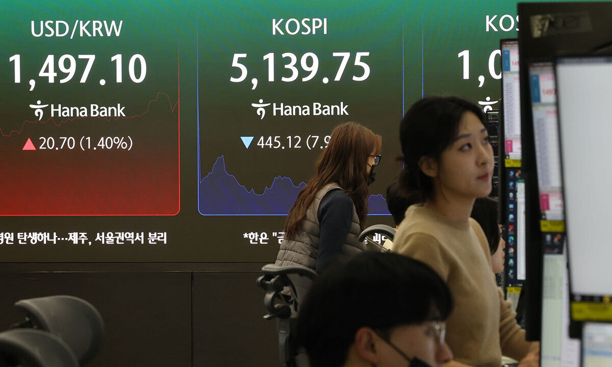 9일 서울 중구 하나은행 본점 딜링룸에 코스피가 표시돼 있다. 연합뉴스