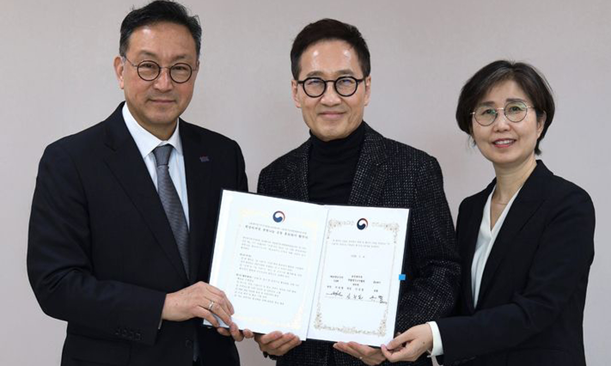 홍보대사 위촉식 단체 사진. 왼쪽부터 이삼열 한국장기조직기증원 원장, 가수 유열, 김영지 국립장기조직혈액관리원 장기기증지원과 과장. 한국장기조직기증원 제공