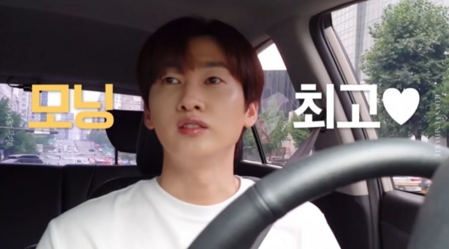 슈퍼주니어 은혁이 2013년부터 타고 있다고 밝힌 경차 모닝을 소개하고 있다. 유튜브 채널 ‘일단은혁이’ 캡처