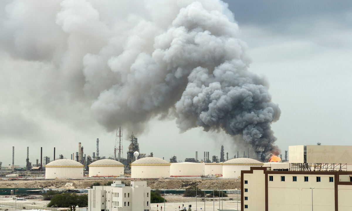 9일 이란의 공습으로 바레인 시트라의 국영 정유시설에서 불길이 솟아오르는 모습.&nbsp;시트라=로이터연합뉴스