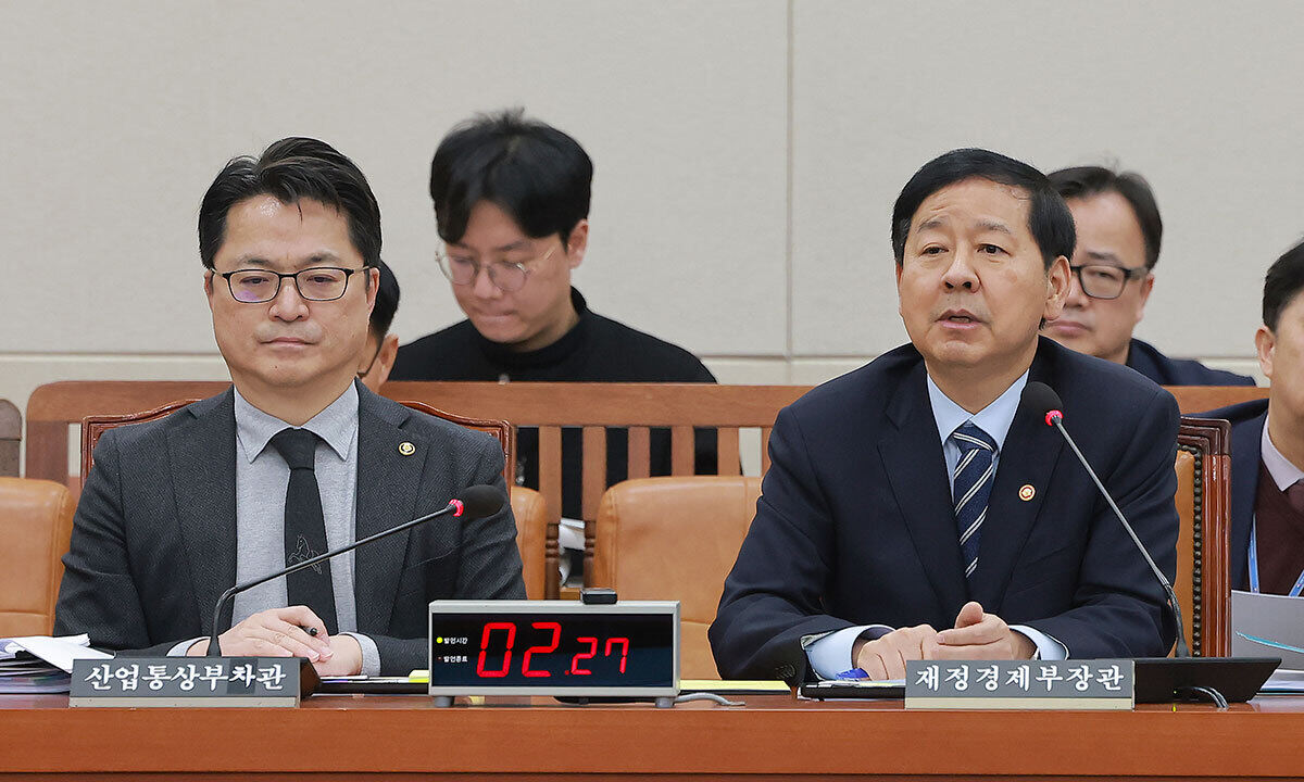 9일 국회에서 열린 대미투자특별법 처리를 위한 특별위원회 제4차 전체회의에서 구윤철 부총리 겸 재정경제부 장관이 특위 위원 질의에 답하고 있다. 왼쪽은 문신학 산업통상부 차관. 연합뉴스