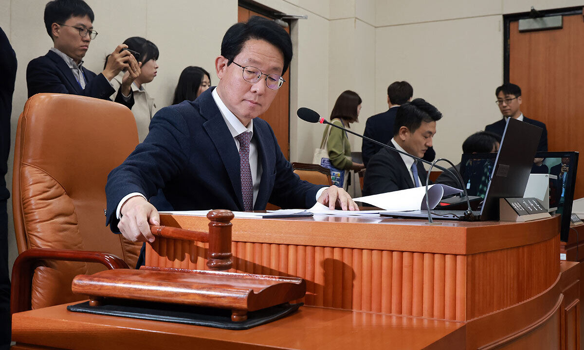 9일 국회에서 열린 대미투자특별법 처리를 위한 특별위원회 제4차 전제회의에서 위원장인 국민의힘 김상훈 의원이 한미 전략적 투자 관리를 위한 특별법안(대미투자특별법)을 상정하고 있다. 연합뉴스