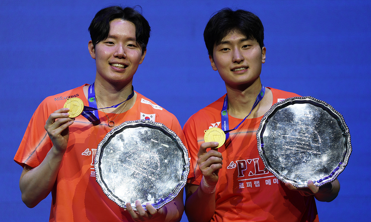 세계 최강 입증 한국 배드민턴 남자 복식 황금콤비 서승재(왼쪽)-김원호 조가 9일 영국 버밍엄의 유틸리타 아레나에서 열린 2026 세계배드민턴연맹(BWF) 월드투어 전영오픈에서 우승한 뒤 시상식에서 기념촬영을 하고 있다. 버밍엄=로이터연합뉴스