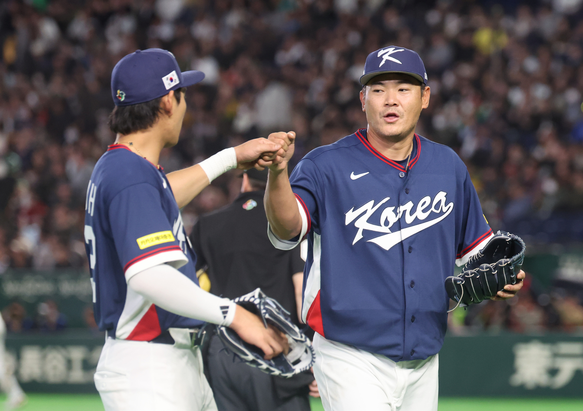9일 일본 도쿄돔에서 열린 2026 월드베이스볼클래식(WBC) C조 조별리그 최종전 대한민국과 호주의 경기. 3회말 무실점 호투를 보인 한국 노경은이 이정후와 자축하고 있다. 연합뉴스