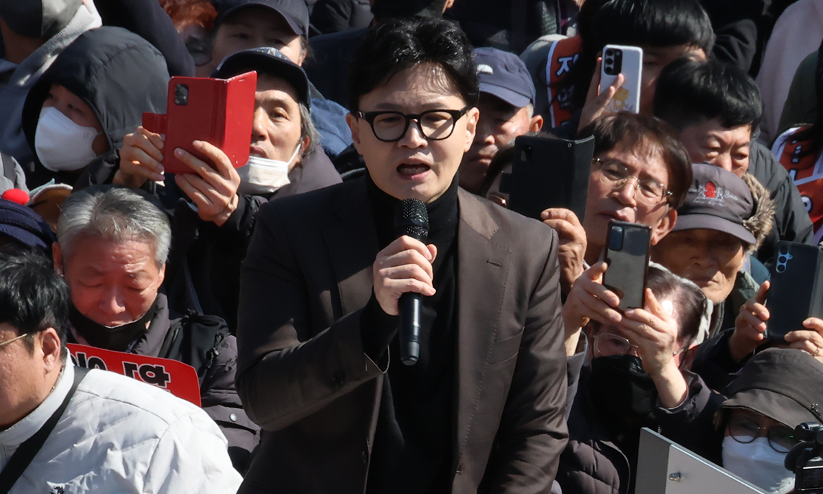 한동훈 전 국민의힘 대표가 지난 7일 부산 북구 구포시장을 찾아 상인들과 지지자들에게 인사를 하고 있다. 연합뉴스