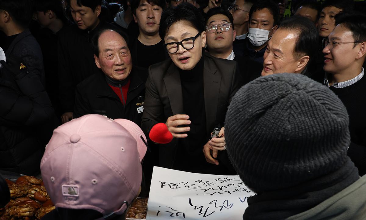 한동훈 전 국민의힘 대표가 지난 7일 부산 북구 구포시장의 한 족발집을 찾아 방문 기념 메시지를 적고 있다. 연합뉴스