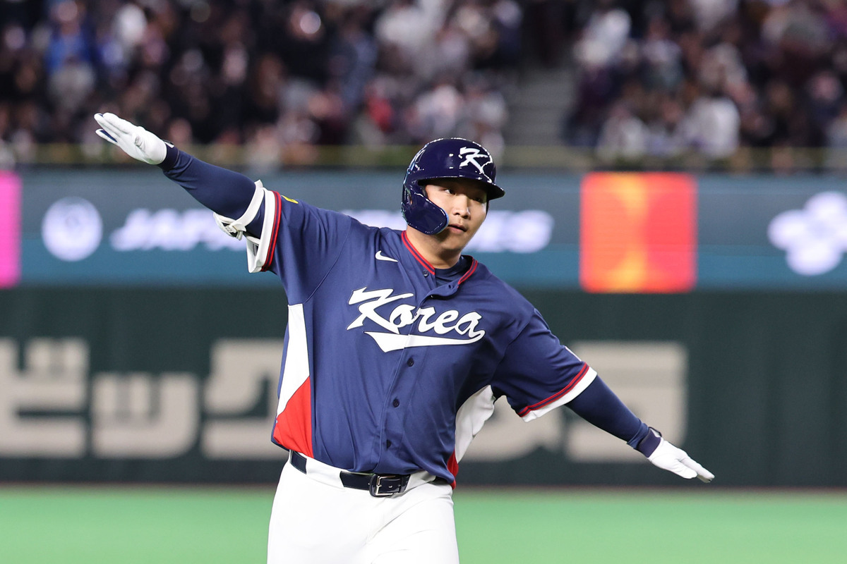 9일 일본 도쿄돔에서 열린 2026 WBC 조별리그 C조 4차전 한국과 호주의 경기, 2회초 무사 주자 1루 한국 문보경이 2점 홈런을 친 뒤 그라운드를 돌고 있다. 뉴시스