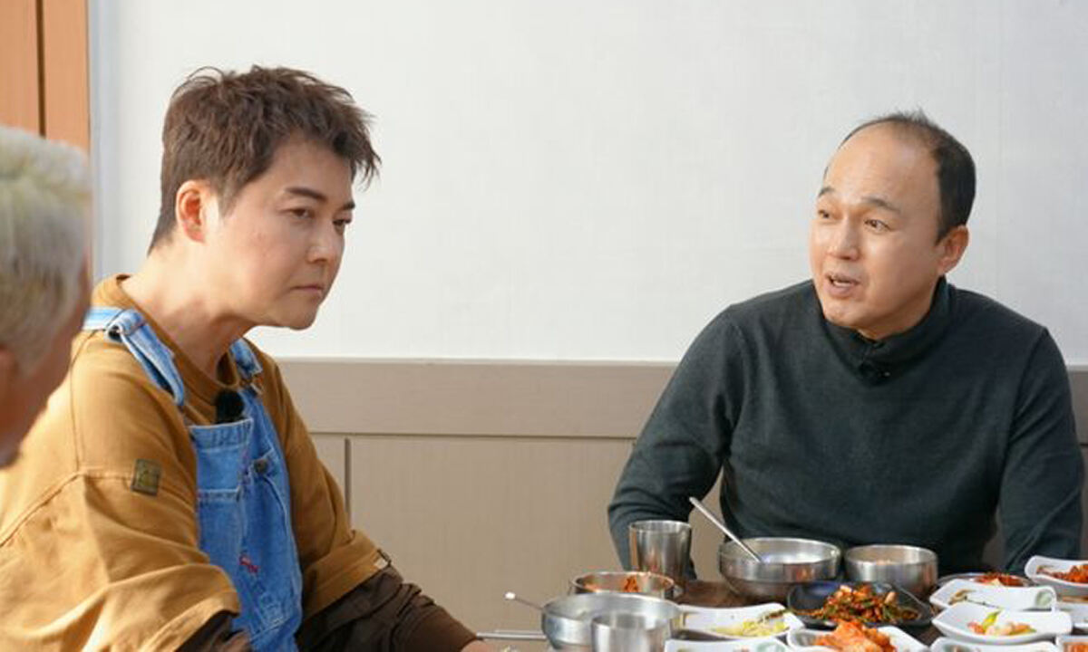 배우 김광규가 방송인 전현무의 연애사를 언급하며 입담을 뽐낸다. JTBC 예능 프로그램 '혼자는 못 해'