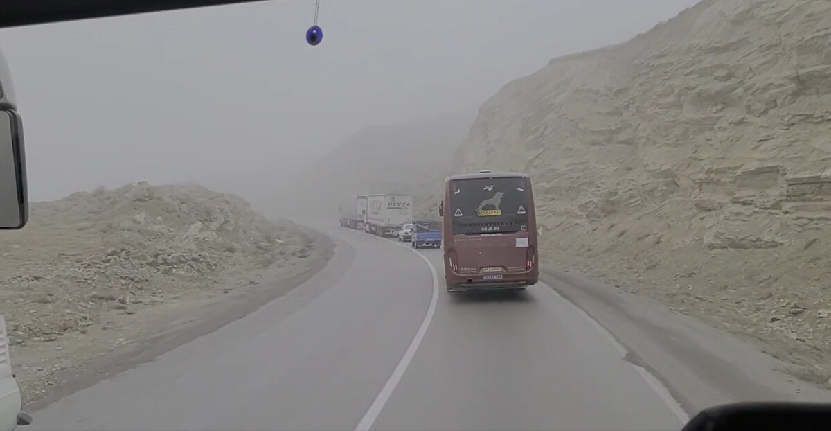 이란 거주 교민들을 태운 버스가 테헤란을 빠져 나와 투르크메니스탄과 접한 국경으로 이동하고 있다.&nbsp; 외교부 제공