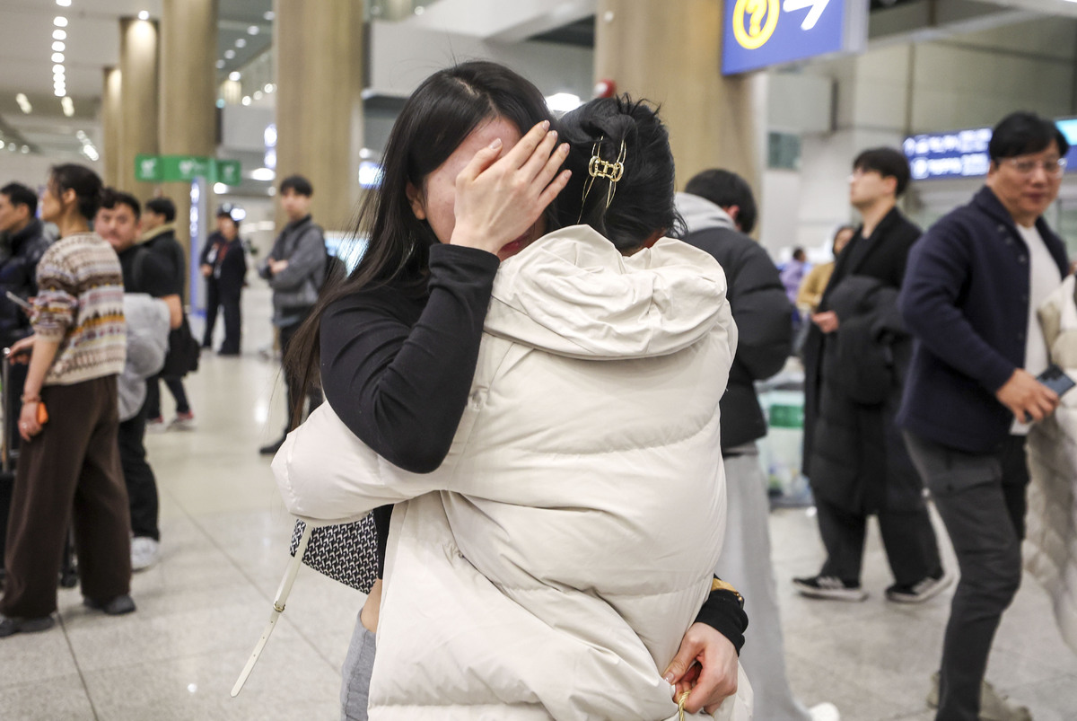 “엄마 보고싶었어” 중동 분쟁 여파로 아랍에미리트(UAE)에 발이 묶였던 한국인 203명 등 206명이 정부가 마련한 전세기를 통해 9일 오전 1시20분쯤 인천국제공항에 도착한 가운데 한 탑승객이 마중 나온 가족과 껴안으며 흐느끼고 있다.인천공항=뉴시스