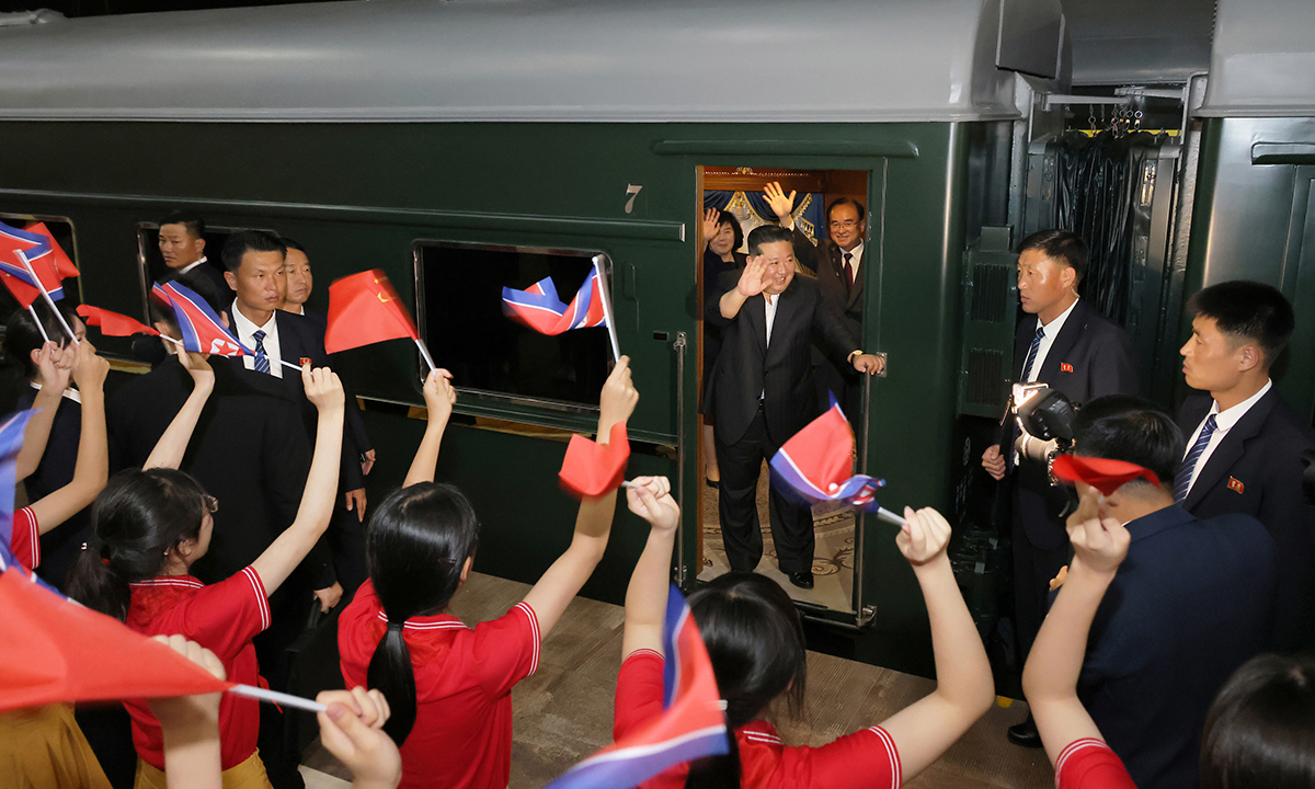 전승절 80주년 열병식 참석을 위해 중국을 방문한 김정은 북한 국무위원장이 2025년 9월 4일 오후 시진핑 중국 국가주석과 양자회담 후 전용열차로 베이징을 출발했다고 조선중앙통신이 2025년 9월 5일 보도했다. 평양 조선중앙통신·연합뉴스