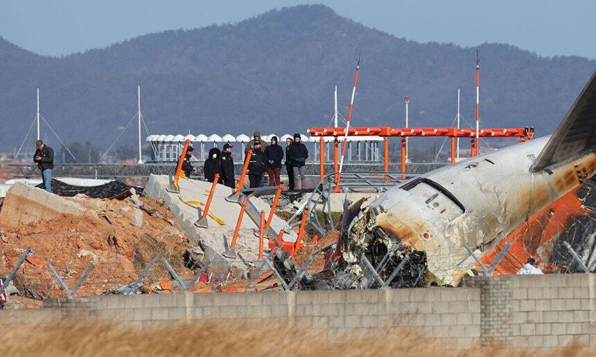 2024년 12월 31일 전남 무안군 무안국제공항 제주항공 여객기 참사 현장에서 미국 국가교통안전위원회(NTSB) 관계자들을 비롯한 한미합동조사단이 기체와 로컬라이저(방위각표시시설)가 있는 둔덕 등을 살펴보고 있다. 연합뉴스
