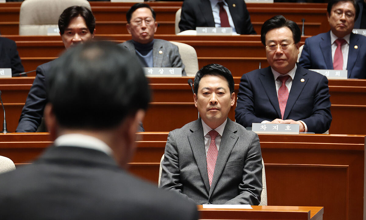 국민의힘 장동혁 대표가 9일 국회에서 열린 긴급 의원총회에서 송언석 원내대표의 발언을 듣고 있다. 연합뉴스
