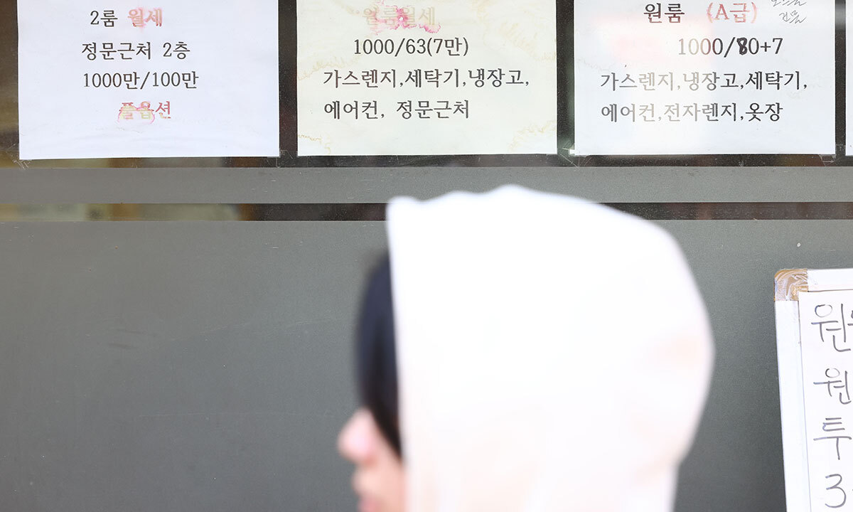 10일 서울 종로구 성균관대 주변 부동산 중개업체에 매물 정보가 붙어 있다. 부동산 정보 플랫폼 다방이 집계한 올해 1월 서울 주요 대학가 10곳의 지난달 원룸 평균 월세는 62만2000원(보증금 1000만원·전용면적 33㎡ 이하 기준)이었다. 2019년 통계 집계 시작 이래 가장 높은 수준이다. 뉴시스