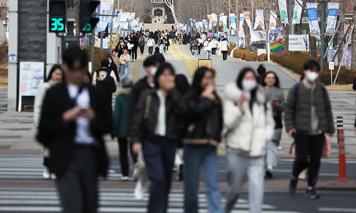 서울의 한 대학 교문 주변이 등교한 학생들로 붐비고 있다. 연합뉴스