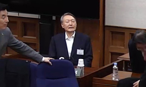 윤석열 전 대통령이 지난 2월 19일 서초구 서울중앙지방법원에서 열린 12·3 비상계엄 관련 내란 우두머리 혐의 1심 선고공판에 출석하고 있다. 이날 서울중앙지법 형사합의25부(지귀연 부장판사)는 윤 전 대통령에게 무기징역을 선고했다. 서울중앙지법 제공