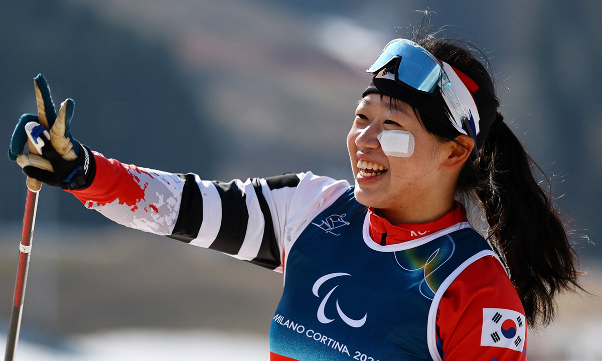 파죽지세 김윤지가 10일 이탈리아 테세로 크로스컨트리 스타디움에서 열린 2026 밀라노·코르티나담페초 동계올림픽에서 여자 크로스컨트리스키 스프린트 좌식 경기 결승에서 은메달을 차지한 뒤 기뻐하고 있다. 테세로=로이터연합뉴스