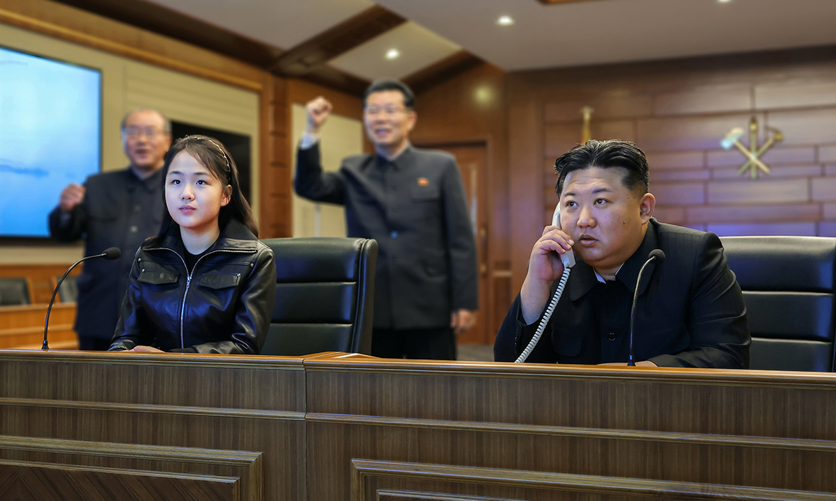 김정은 북한 국무위원장이 화상으로 참관한 가운데 지난 10일 구축함 최현호에서 순항미사일 시험발사를 진행했다고 조선중앙통신이 11일 보도했다. 이날 김 위원장의 딸 주애도 함께 화상으로 시험발사를 참관했다. 평양=조선중앙통신·연합뉴스