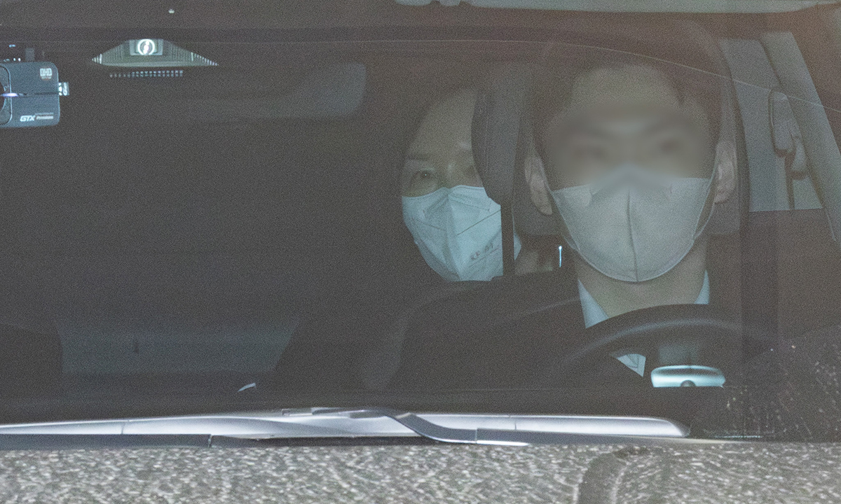 1억원의 공천 헌금을 주고받은 혐의로 구속된 김경 전 서울시의원이 11일 서울 마포경찰서에서 검찰로 송치되고 있다. 뉴시스