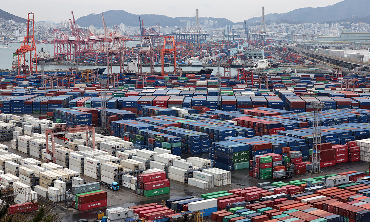 지난 6일 부산항 신선대부두, 감만부두에 컨테이너가 가득 쌓여 있는 모습. 연합뉴스