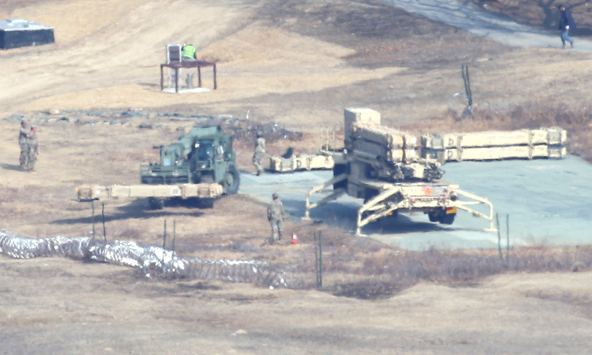 지난 10일 미국 국방부가 한국에 배치된 사드(THAAD·고고도 미사일 방어체계) 중 일부를 중동 지역으로 이동시키고 있다는 보도가 나온 가운데 지난 5일 경북 성주군의 미군 사드 기지에서 방공무기 발사대 해체 작업이 진행되고 있다. 연합뉴스