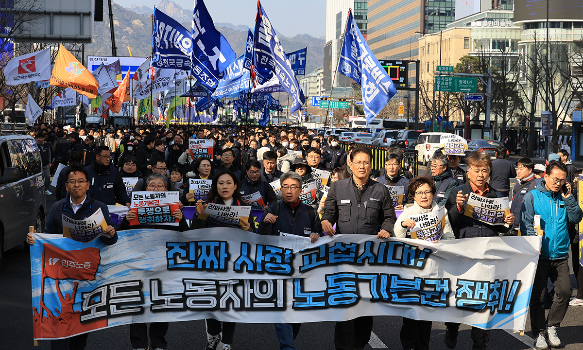 '노란봉투법'(노동조합 및 노동관계조정법 2·3조 개정 법률) 시행 첫날인 지난 10일 서울 세종로에서 열린 민주노총 투쟁 선포대회에서 집회를 마친 민주노총 조합원 등이 행진하고 있다. 연합뉴스