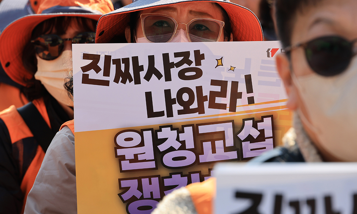 '노란봉투법'(노동조합 및 노동관계조정법 2·3조 개정 법률) 시행 첫날인 지난 10일 서울 세종로에서 열린 민주노총 투쟁 선포대회에서 민주노총 조합원들이 구호를 외치고 있다. 연합뉴스