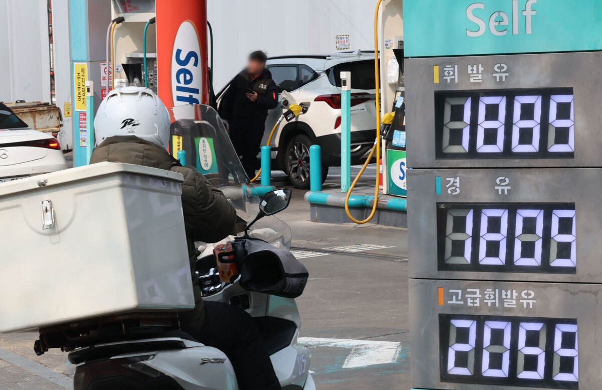 11일 서울 시내 한 주유소에 유가 가격이 게시돼 있다. 뉴시스
