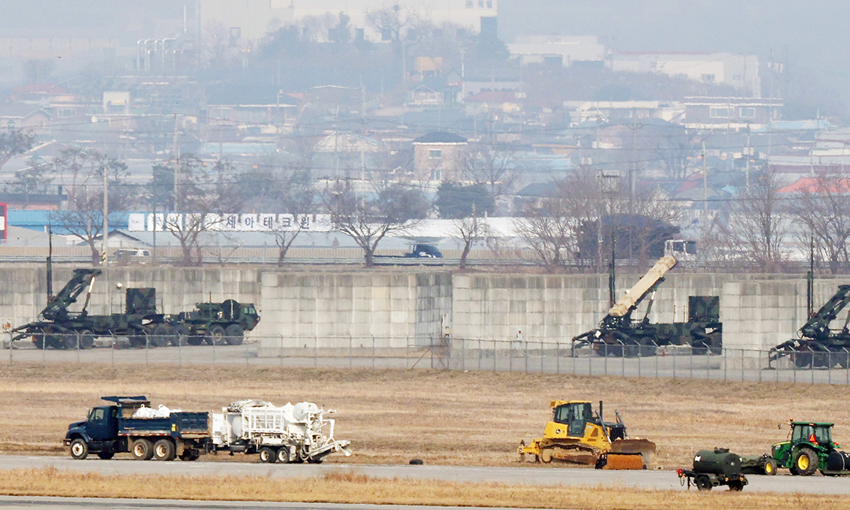 경북 성주에 있는 사드(THAAD·고고도 미사일 방어체계) 발사대 6기가 중동지역으로 반출된 것으로 알려진 가운데 11일 경기 평택시 주한미군 오산공군기지에 방공 무기체계인 패트리엇 미사일 발사대에 요격미사일이 탑재되어 있지 않은 모습을 보이고 있다. 뉴스1