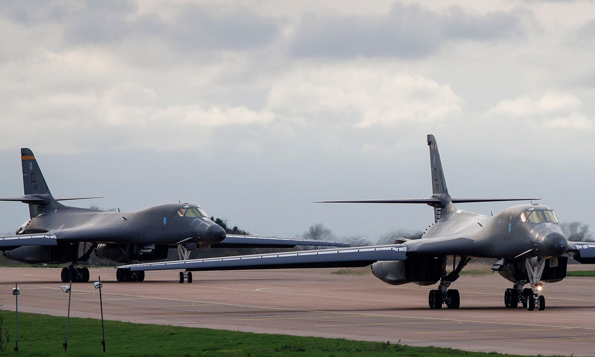 이란 공습 이륙 준비하는 美 ‘죽음의 백조’ 일명 ‘죽음의 백조’로 불리는 미 공군의 B-1 폭격기들이 10일(현지시간) 영국 남서부 페어퍼드 공군기지에서 이륙 준비를 하고 있다. 해당 기지에는 B-1, B-2와 함께 B-52도 대기 중인 것으로 알려졌다. 영국은 ‘구체적이고 제한적인 방어 목적’에 한해 미국에 페어퍼드기지 이용을 허용했다. 페어퍼드=EPA연합뉴스