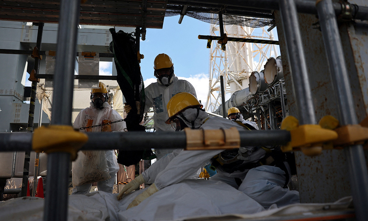 2011년 동일본대지진 15주년인 11일 일본 후쿠시마현 나미에마을 주민들이 희생자 추모비 앞에서 기도하고 있다. 후쿠시마 제1원전에서 약 8㎞ 떨어진 나미에마을은 당시 거대 쓰나미로 주민 1만9000여명이 죽거나 실종됐고, 방사능 유출로 마을 전체가 피난길에 올라야 했다. 나미에=AFP연합뉴스