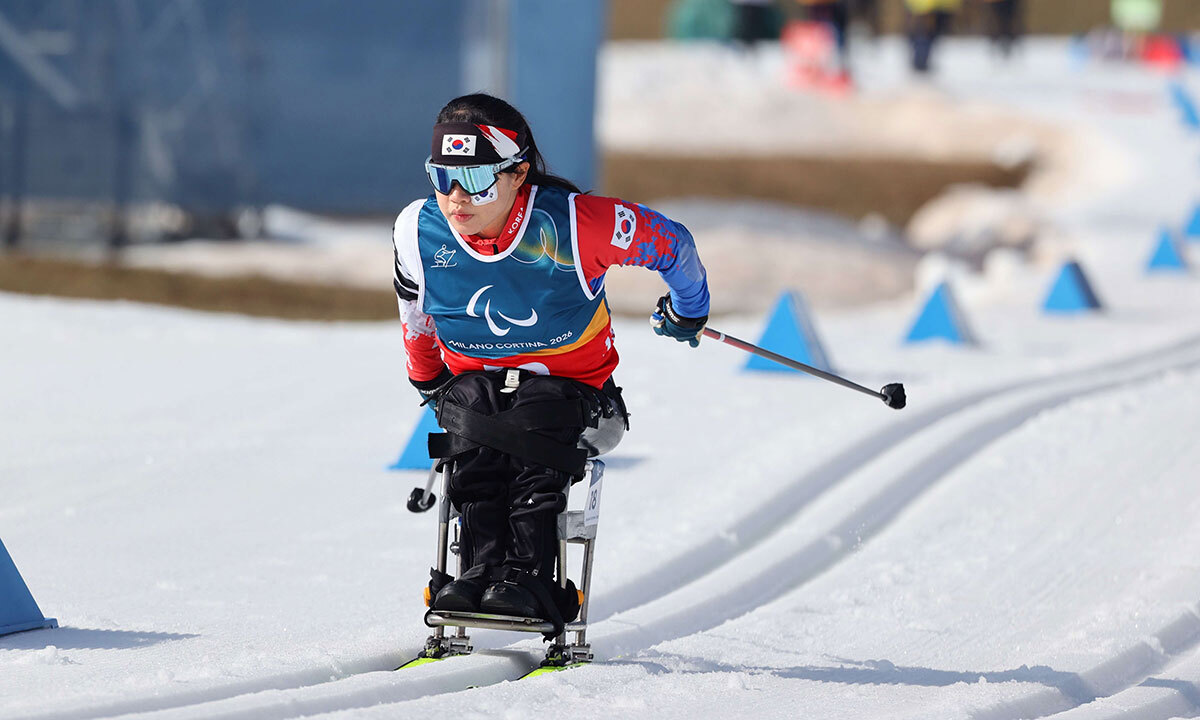 김윤지가 11일 이탈리아 테세로 크로스컨트리 스타디움에서 열린 2026 밀라노·코르티나담페초 동계 패럴림픽 크로스컨트리 스키 여자 10㎞ 인터벌 스타트에 출전해 역주하고 있다. 공동취재단