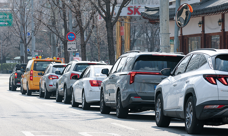 정부가 석유 최고가격제를 검토 중인 12일 서울 노원구 한 주유소에 차량들이 몰려 있다. 12일 한국석유공사 유가정보시스템 오피넷에 따르면 해당 주유소는 오후 2시 기준 보통휘발유 가격이 리터당 1769원으로 서울 최저가를 기록했다. 연합뉴스