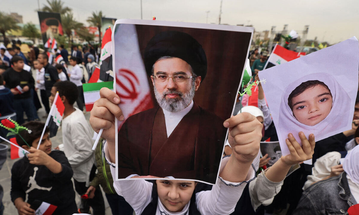 이란의 새 최고지도자로 선출된 아야톨라 세예드 모즈타바 하메네이의 사진을 든 현지 학생의 모습. AFP연합뉴스