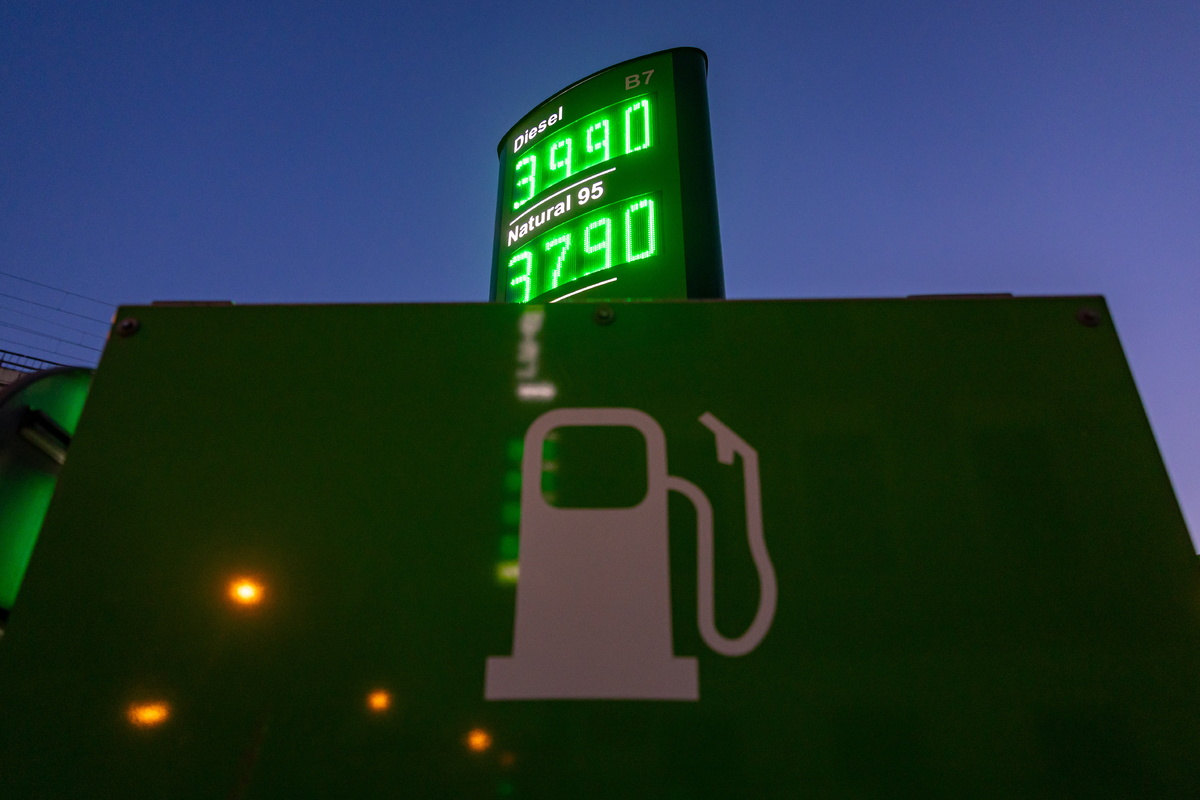 epa12814990 A display shows fuel prices at a petrol station in Prague, Czech Republic, 12 March 2026. Fuel prices have risen since the start of US and Israeli military strikes on Iran and retaliatory attacks by Iran. EPA/MARTIN DIVISEK/2026-03-13 06:15:35/ &amp;lt;저작권자 ⓒ 1980-2026 ㈜연합뉴스. 무단 전재 재배포 금지, AI 학습 및 활용 금지&amp;gt;