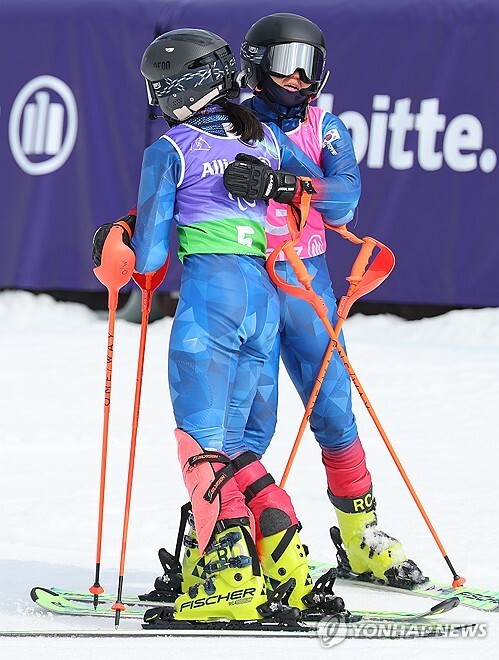 10일(현지시간) 이탈리아 코르티나담페초 토파네 알파인스키 센터에서 열린 2026 밀라노·코르티나담페초 동계 패럴림픽 알파인스키 복합 여자 시각장애 부문 결선 2차 시기에서 한국 최사라가 어은미 가이드와 결승선을 통과한 뒤 포옹하고 있다.