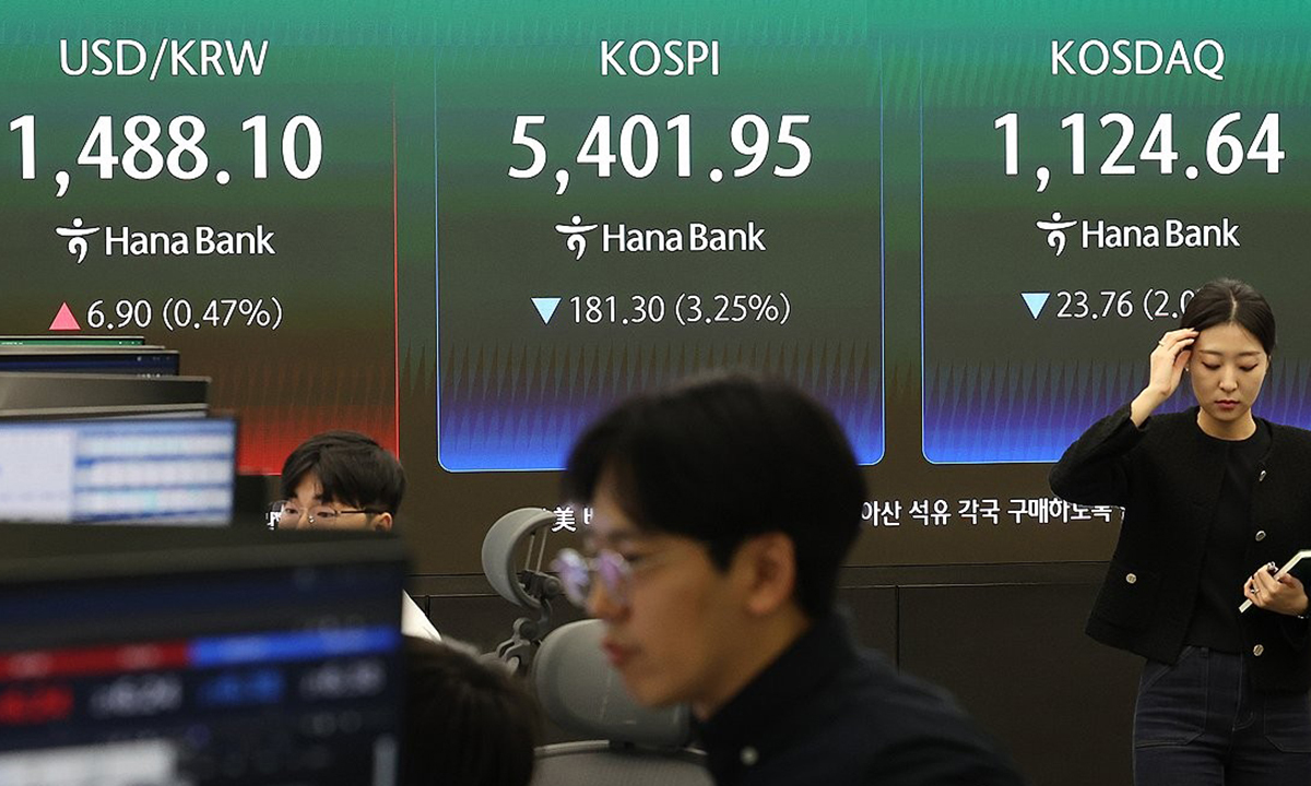 코스피가 하락 출발한 13일 오전 서울 중구 하나은행 딜링룸에 코스피와 코스닥, 원/달러 환율이 표시되고 있다. 연합뉴스