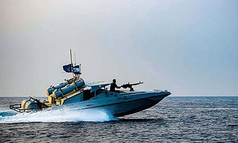 이란 이슬람혁명수비대(IRGC)의 고속정 훈련 모습. EPA연합뉴스