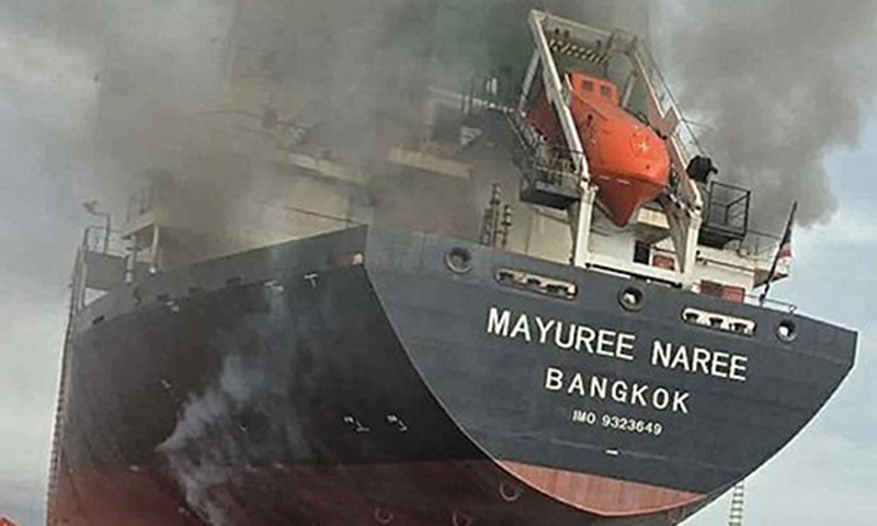 이란 공격으로 불이 붙은 태국 선적 마유리나리호. EPA태국해군 연합뉴스