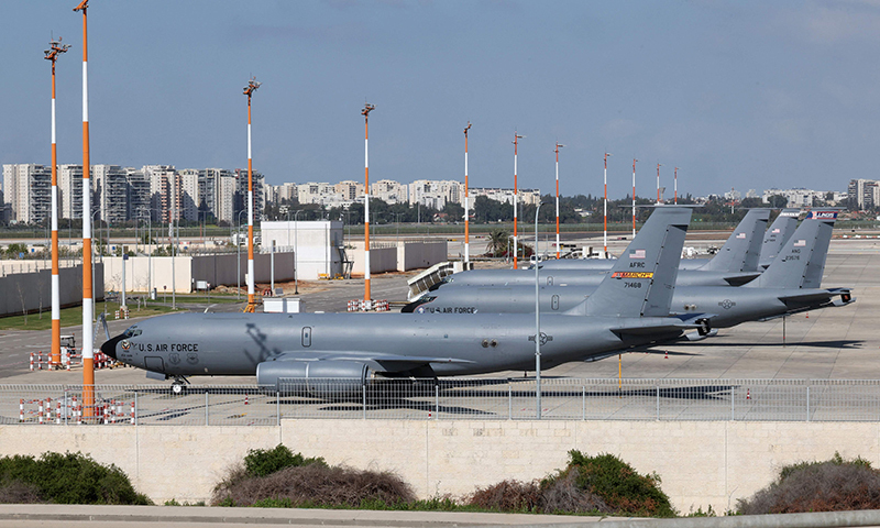 지난 2월 25일(현지시간) 텔아비브 인근 벤구리온 공항 활주로에 미 공군 군용기가 주차된 모습. AFP연합뉴스