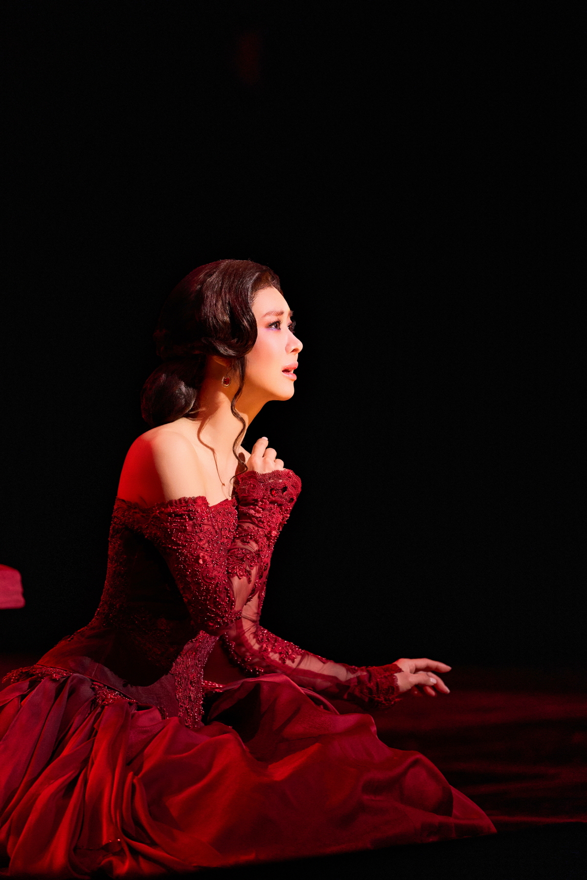 제정 러시아 시대 풍경이 화려하게 펼쳐지는 뮤지컬&nbsp;‘안나 카레니나’.&nbsp;사교계에서 외면당한 채 홀로 극장에 남겨진 안나가&nbsp;전설적 소프라노 패티 노래에 몰입하는 장면이 압권이다. 마스트인터내셔널 제공