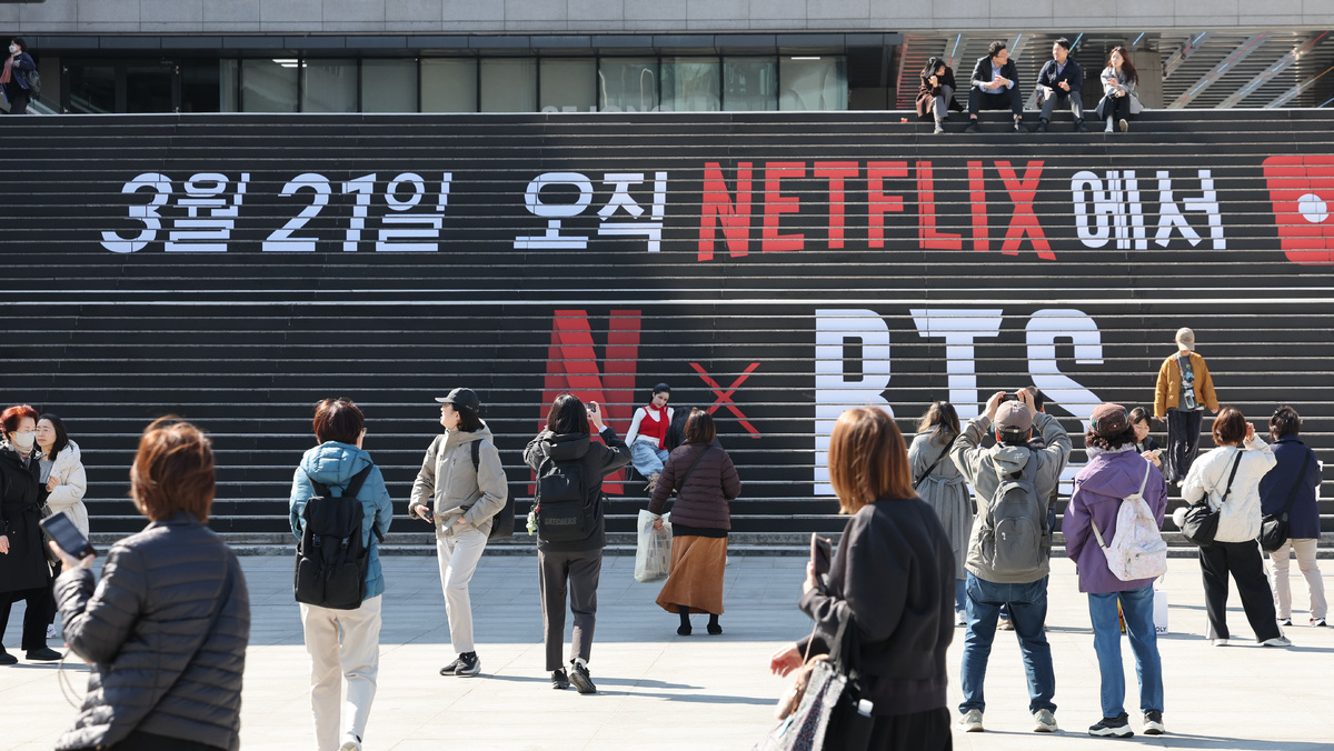 방탄소년단의 컴백 라이브 공연을 일주일여 앞둔 13일 서울 종로구 세종문화회관 계단에 마련된 방탄소년단 공연 홍보물 앞에서 외국인 관광객들이 기념촬영을 하고 있다.
허정호 선임기자